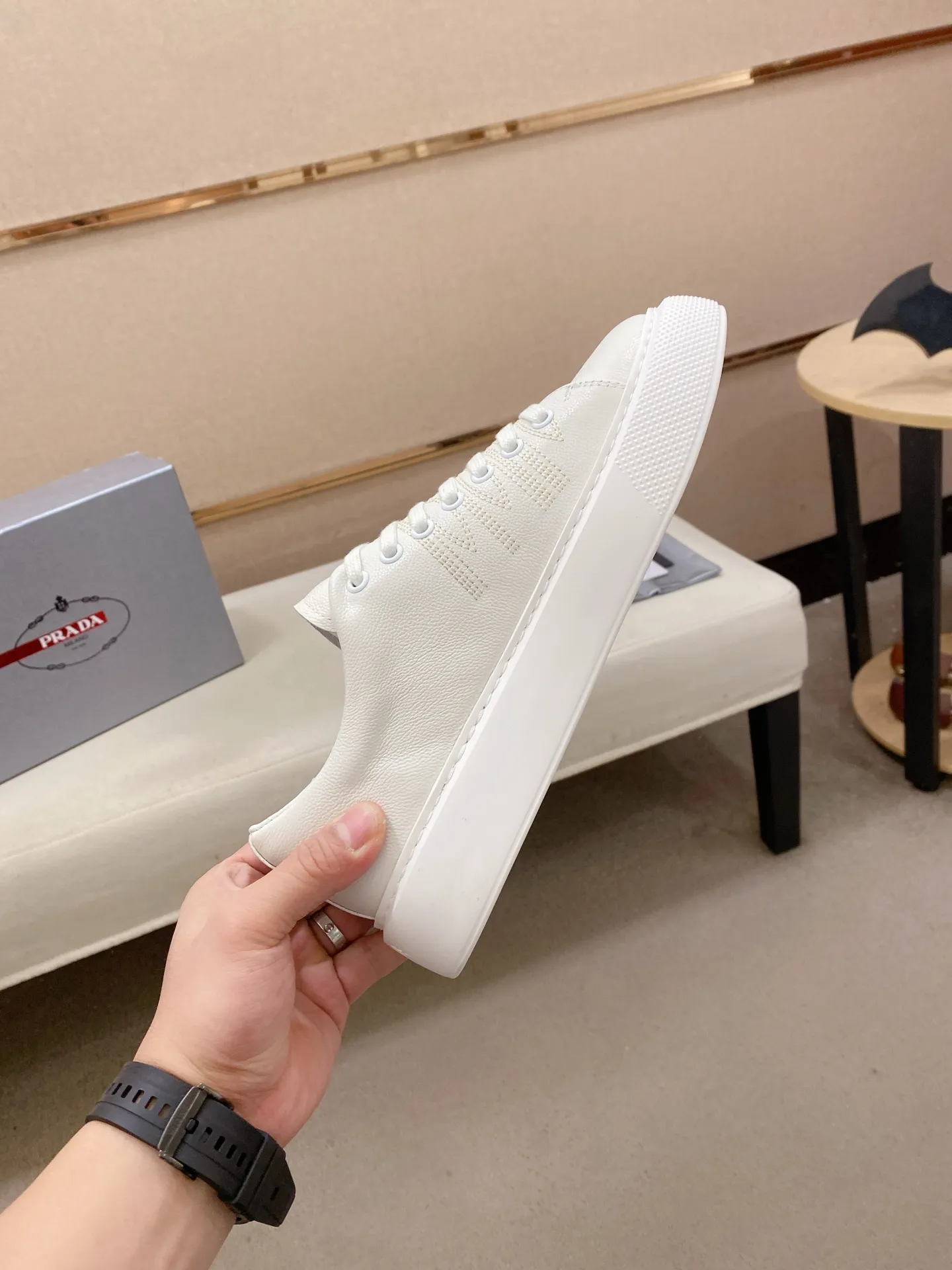 Factory price 560💰 ✔️✔️✔️Higher version High-quality new PRADA (Prada) counters are launched simultaneously. The new men's shoes and 😘fabric are made of selected first-layer cowhide with superb craftsmanship. Lining: Full cowhide lining. 👍🏿 High-end ☄️ air-cushion molded anti-slip rubber outsole, exquisite lines, simple and elegant, comfortable and high-end for leisure travel. Code number: 38 to 45